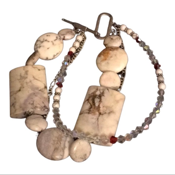Jewelry - 🛍🎉gorgeous 3 strand howlite crystal